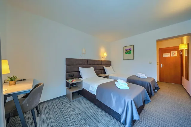 غرفة كومفورت بسرير كوين بإطلالة على المتنزه بشرفة، Hotel Alkar 5/10