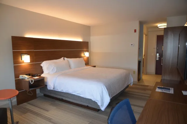 غرفة بسرير كينج، Holiday Inn Express Hotel And Suites Rochester 1/2