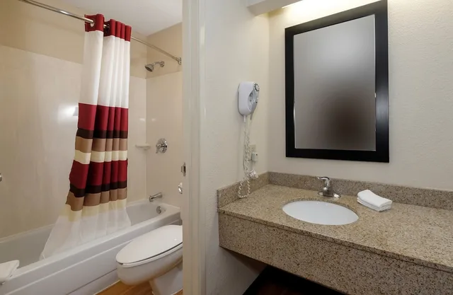 غرفة قياسية بسرير كوين لذوي الإعاقة، Red Roof Inn Grand Junction 2/3