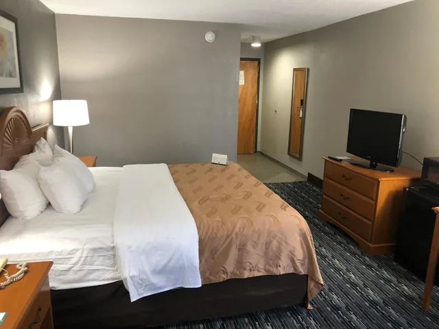 جناح بسرير كينج بجاكوزي، Quality Inn Rochester South 3/8