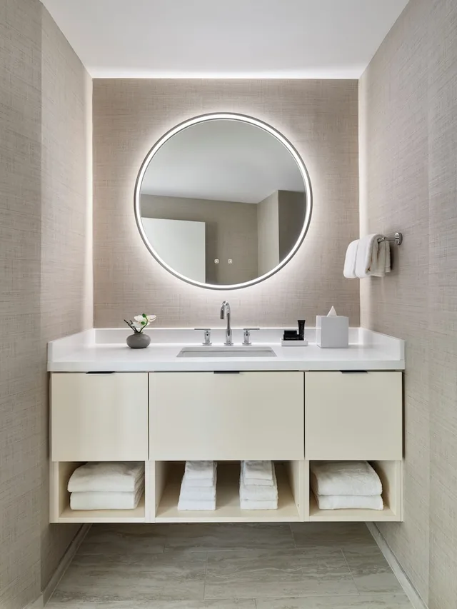 Deluxe, King Bed, Balcony, Accessible, One Washington Circle DC, Tapestry Collection by Hilton 4/5