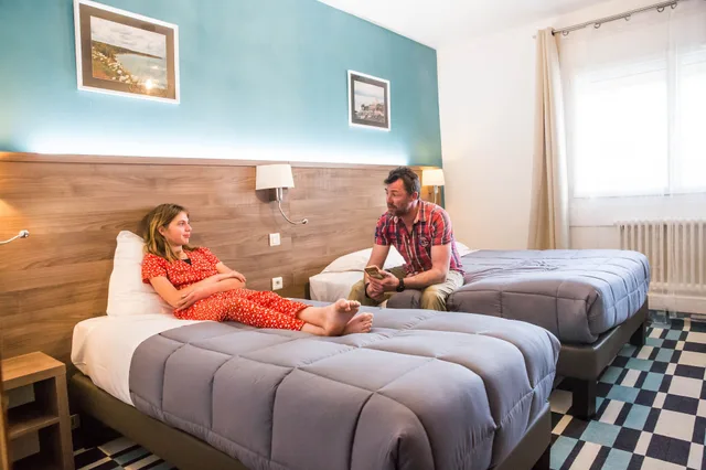 غرفة كومفورت ثلاثية بسرير مزدوج وسرير فردي، Hotel Les Pieux 6/10