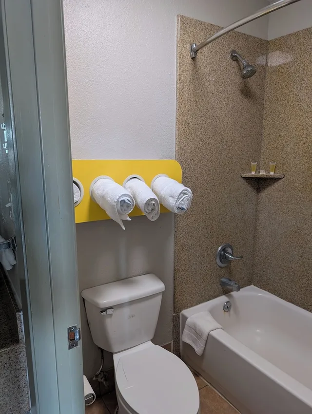 غرفة بسرير كينج للمدخنين، Days Inn by Wyndham Arcadia Louisiana 7/10