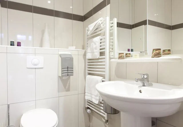 غرفة ثلاثية، Hôtel Duquesne 7/10
