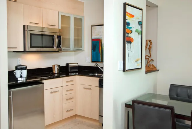 جناح بسرير كينج بإطلالة على المدينة بشرفة مع أريكة، GALLERYone - a DoubleTree Suites by Hilton Hotel 4/5