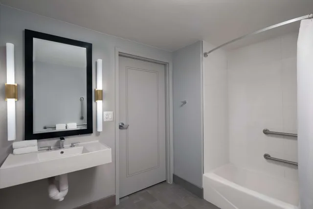 غرفة بسريرين كوين لذوي الإعاقة، The Starling Atlanta Midtown, Curio Collection by Hilton 5/6