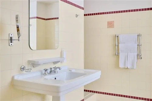 غرفة بسرير مزدوج بإطلالة على الحديقة بشرفة، Hotel Le Provencal 1/1
