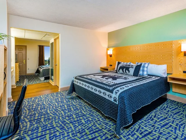غرفة قياسية بإطلالة على النهر بمطبخ صغير، Creekstone Inn 1/2