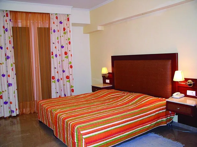 Room, Single, Single Bed, Garden View, Balcony, John George 3/6