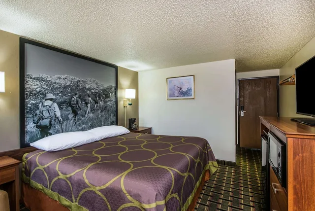 Room, King Bed, Super 8 by Wyndham Pueblo 2/4
