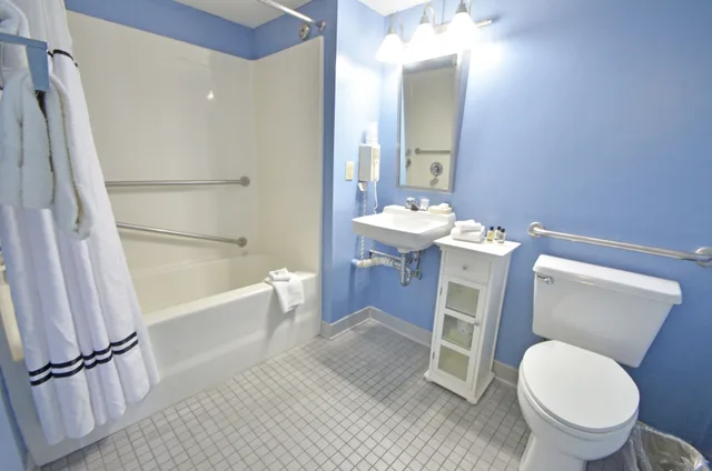 جناح بسرير كوين لذوي الإعاقة، Cayman Suites Hotel 6/7