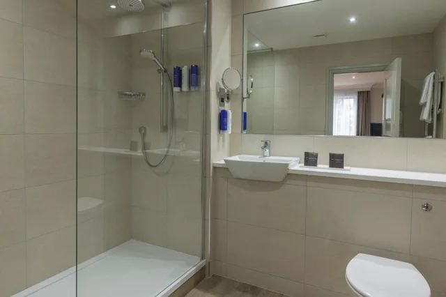 غرفة قياسية بسريرين منفصلين لذوي الإعاقة، Yew Lodge Hotel East Midlands Airport 2/3