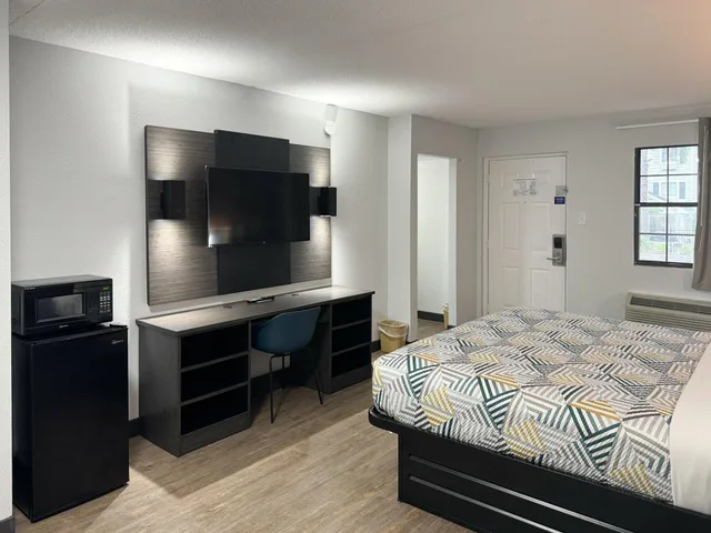 غرفة بسرير كينج للمدخنين، Motel6 Huntsville, AL - University Dr 2/9