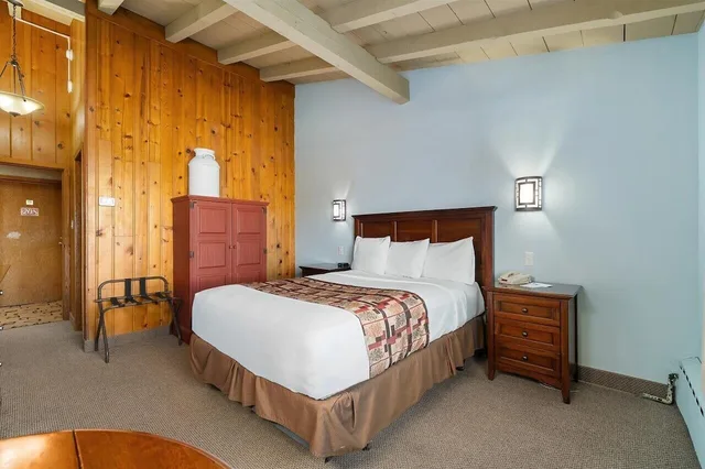 Signature, Queen Bed, Dude Rancher Lodge 4/5