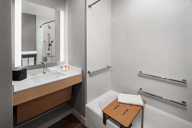 غرفة بسرير كينج بإطلالة مع أريكة لذوي الإعاقة، Hyatt Place Atlanta / Perimeter Center 2/2