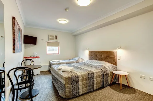 غرفة عائلية كبيرة بسرير كوين وسريرين فرديين بغرفتي نوم، Arena Hotel 1/6