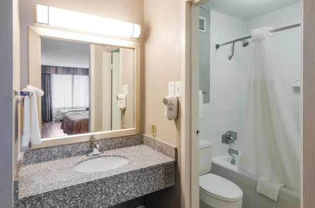 غرفة قياسية بسرير كينج، Quality Inn Roanoke Airport 4/4