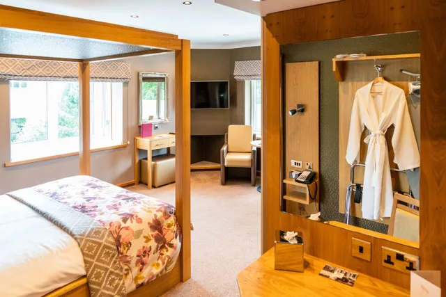 Four Poster, Double Bed، The Fairlawns Hotel And Spa 4/6
