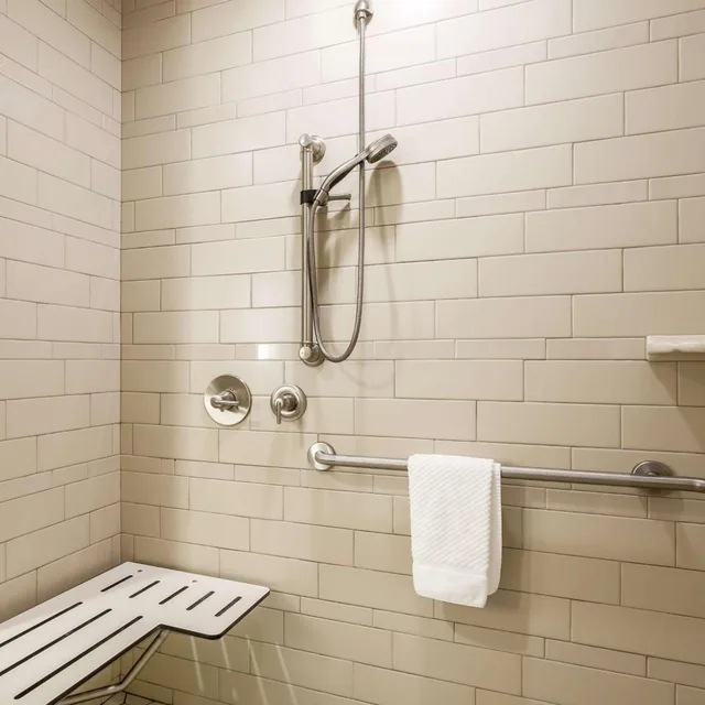 جناح بسريرين كوين بغرفتين مع أريكة لذوي الإعاقة، Embassy Suites by Hilton Syracuse Destiny USA 4/8