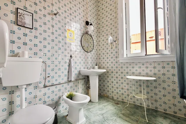 غرفة كومفورت بسرير مزدوج بإطلالة على الفناء بشرفة بحمام مشترك، Ambiente Hostel 8/9