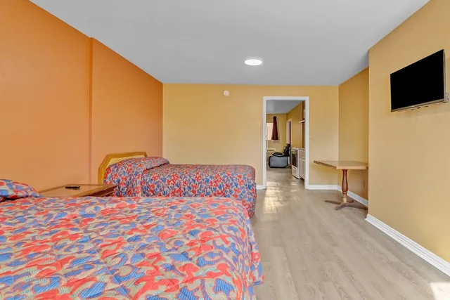 غرفة بسريرين كوين بمطبخ صغير، Relax Motel Grand Prairie Dallas I 30 4/8