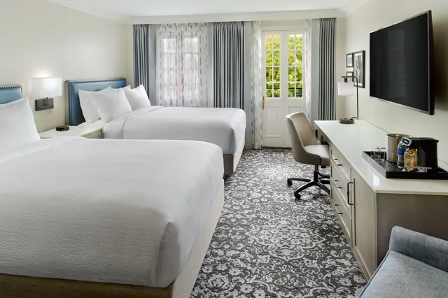 غرفة بسريرين مزدوجين بإطلالة على الفناء بشرفة، Four Points By Sheraton French Quarter 4/8