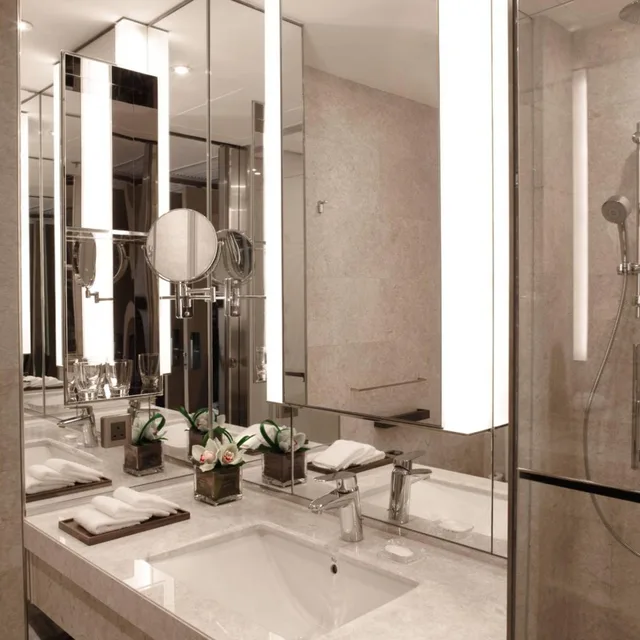 غرفة بسريرين منفصلين بإطلالة على النهر، Courtyard By Marriott Hong Kong Shatin 6/6