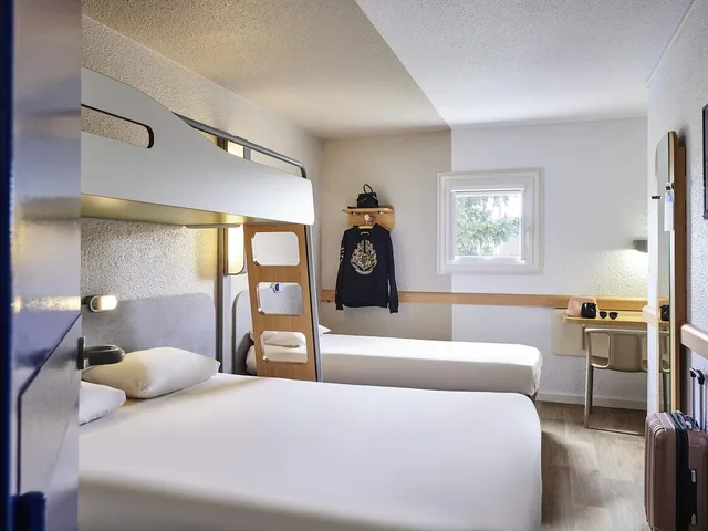 غرفة عائلية بسرير مزدوج وسريرين منفصلين، Ibis Budget Versailles Chateau Saint Cyr 1/4