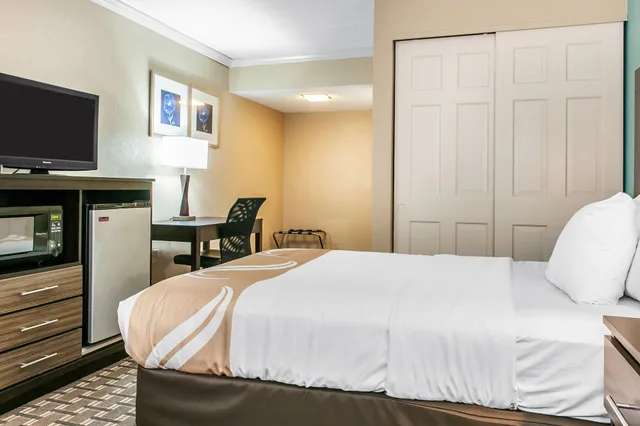 Room, Queen Bed, Accessible, Quality Inn Findlay 2/7