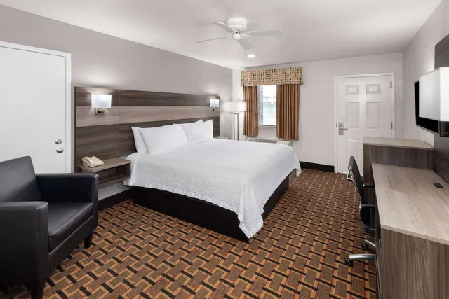 غرفة بسرير كينج للمدخنين، Ramada Limited San Angelo 6/7