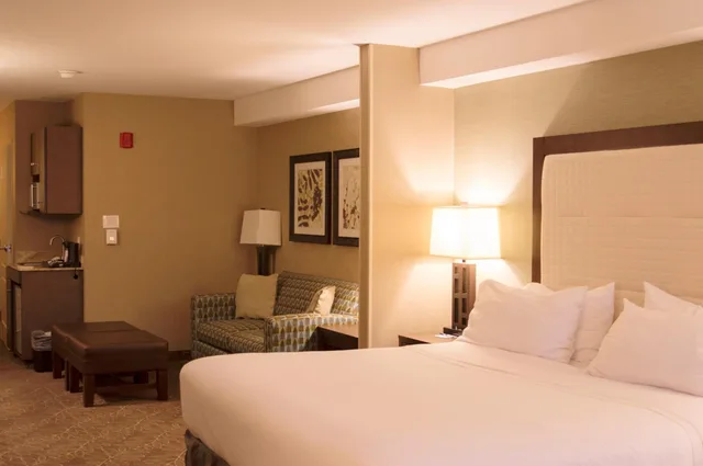 جناح تنفيذي، Holiday Inn Express Hotel Suites Logan 1/2