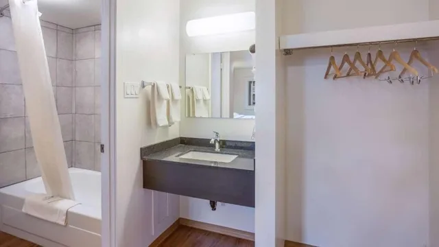 غرفة عائلية بسريرين كوين مع أريكة، Motel 6 Camrose, AB 3/3