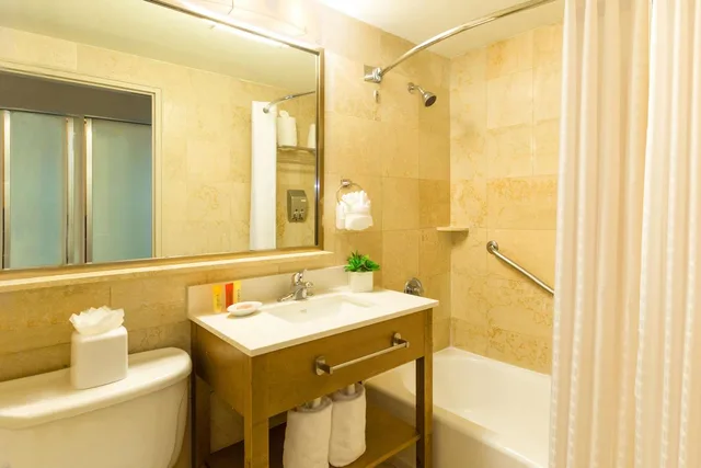 جناح تنفيذي بسريرين مزدوجين بمنطقة جلوس، Best Western Plus Atlantic Beach Resort 2/2