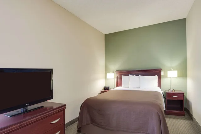 جناح بسرير كوين لذوي الإعاقة، MainStay Suites at PGA Village 1/1