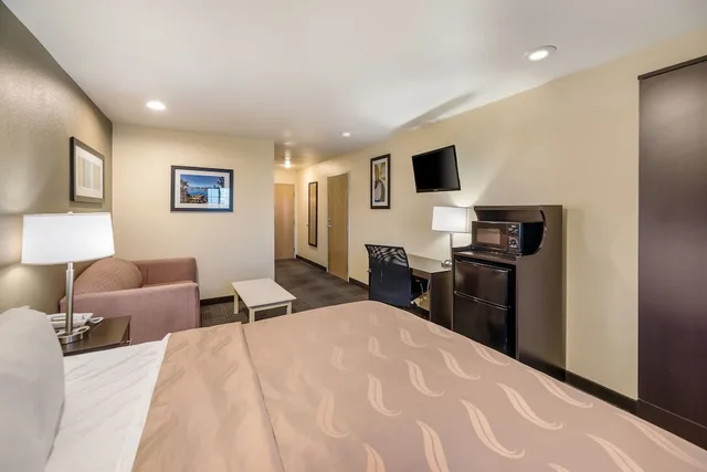 جناح بسرير كينج مع أريكة لذوي الإعاقة، Quality Inn and Suites near NAS Fallon 2/3