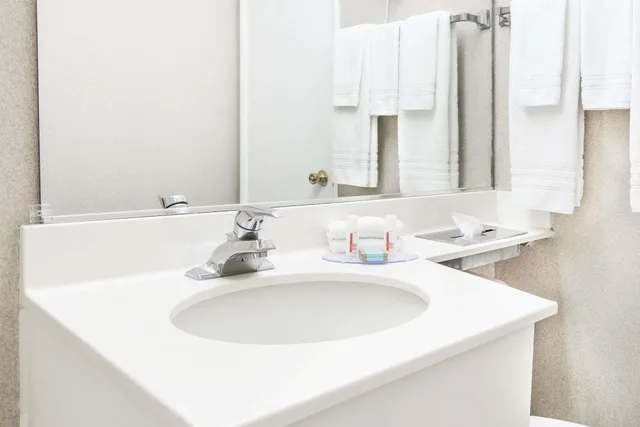 غرفة بسرير كينج، Travelodge By Wyndham La Grande 3/3