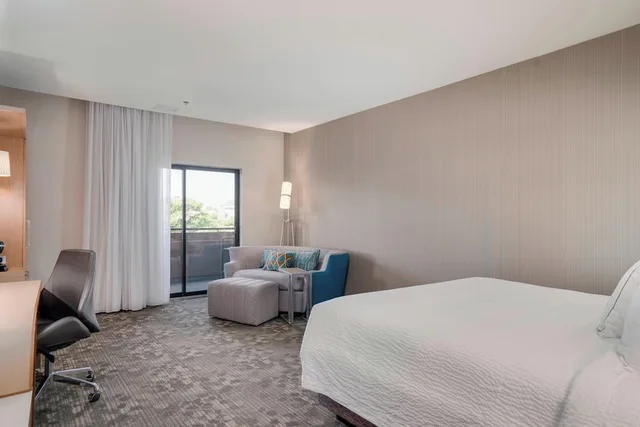 غرفة بسرير كينج لذوي الإعاقة، Courtyard by Marriott Niagara Falls, USA 1/6