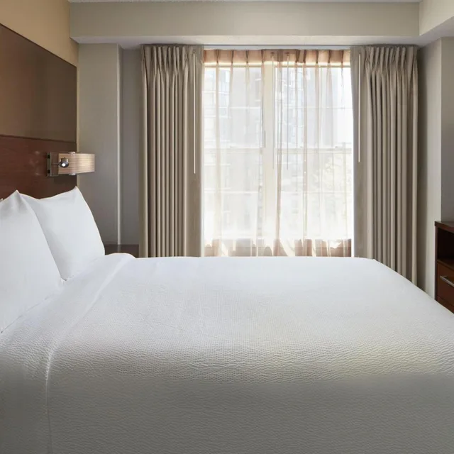 جناح بسرير كوين بغرفة نوم واحدة مع أريكة بحوض استحمام لذوي الإعاقة، Residence Inn By Marriott Arlington At Rosslyn 2/4