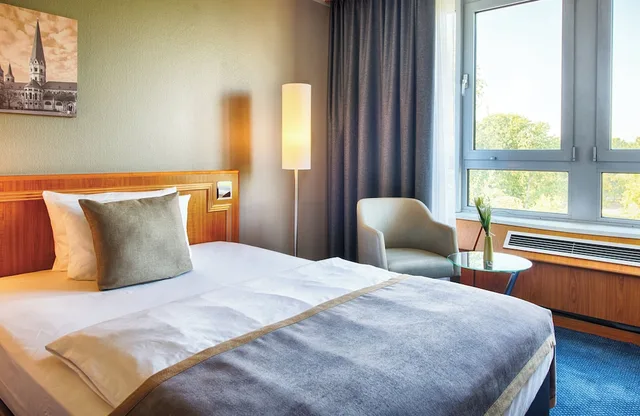 غرفة سوبيريور بسرير مزدوج وسريرين منفصلين، LEONARDO HOTEL KOLN BONN AIRPORT 9/10