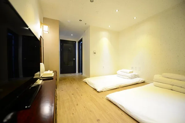 Korean, Deluxe, Double Bed، Hotel Graytone Dunsan 2/6