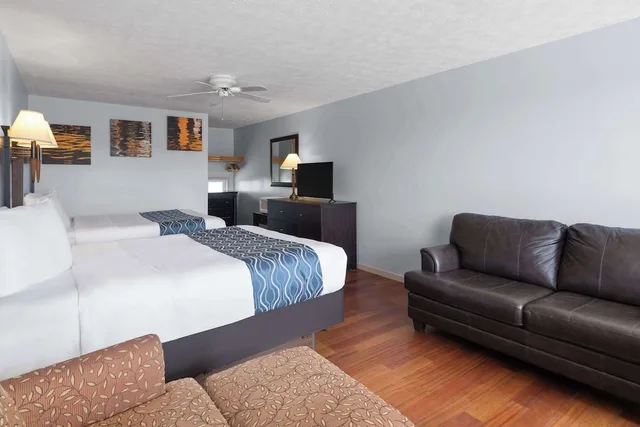 غرفة ديلوكس بسريرين كوين بإطلالة على الجبل، Travelodge by Wyndham Grand Falls 2/2