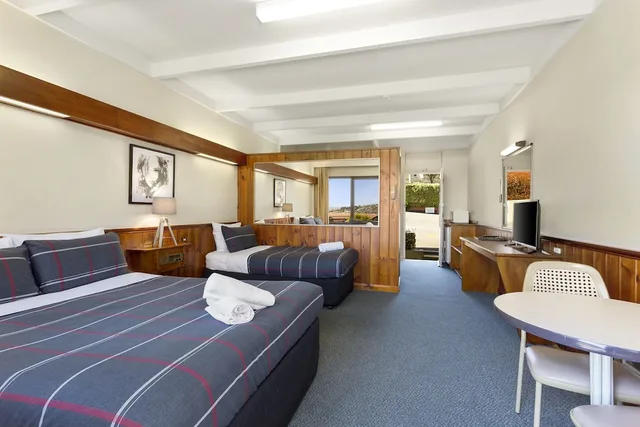 Motel, Futon Bed, Large، Village Family Motor Inn 1/6