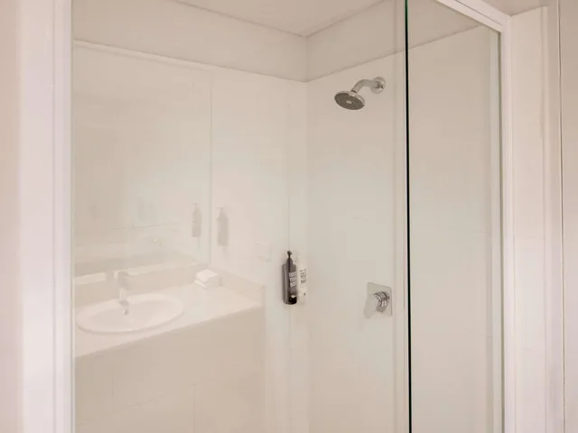 غرفة ديلوكس بسرير كينج وسرير كوين بشرفة، ibis Styles Sydney Central 8/8