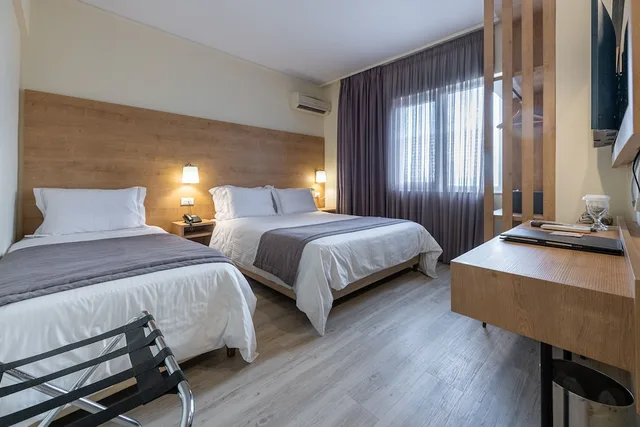 غرفة كومفورت بسرير كوين وسرير فردي، Polis Grand Hotel 1/8