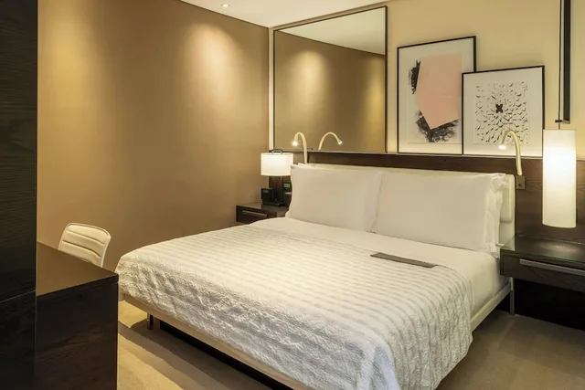 غرفة سوبيريور بسرير كينج بإطلالة على البحر، Le Royal Meridien Beach Resort & Spa 1/5