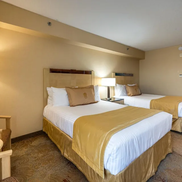 غرفة قياسية بسرير كينج وسريرين كوين، Monte Carlo Inns And Suites Downtown Markham 5/10