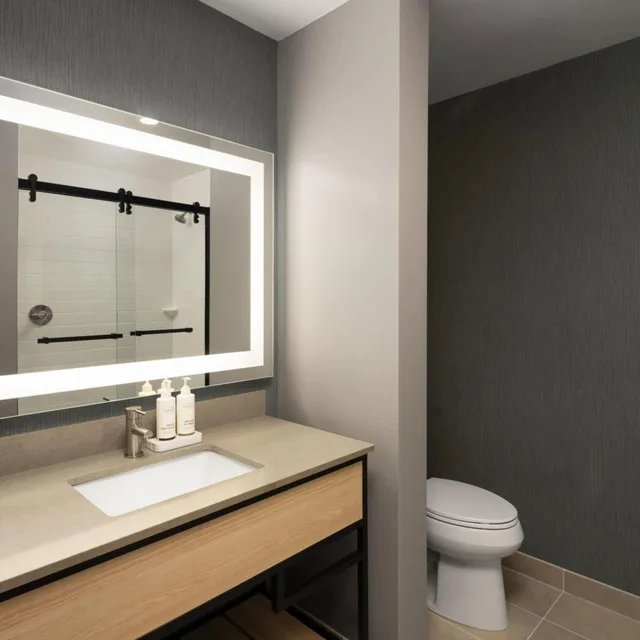 غرفة بسرير كينج وسرير كوين لذوي الإعاقة، La Quinta Inn and Suites by Wyndham Leavenworth 5/5