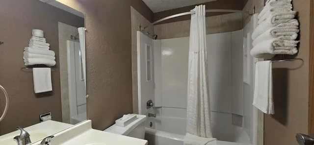 غرفة قياسية بسرير كينج، Super 8 By Wyndham Rogers Minnesota 9/10