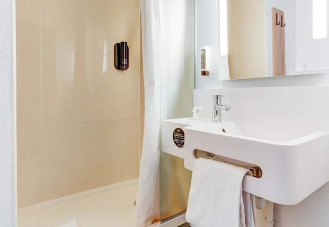 Room, Twin Beds, B&B Hotel Reims Bezannes 3/3