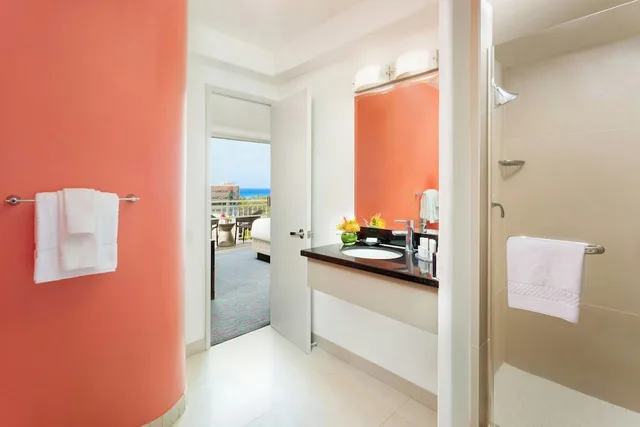 غرفة ديلوكس بسرير كوين بشرفة، Courtyard By Marriott Waikiki Beach 7/7